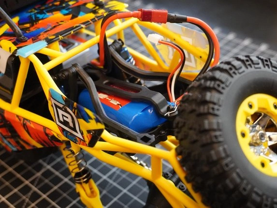 Detail batérie a elektroniky RC auta Across Unlimited