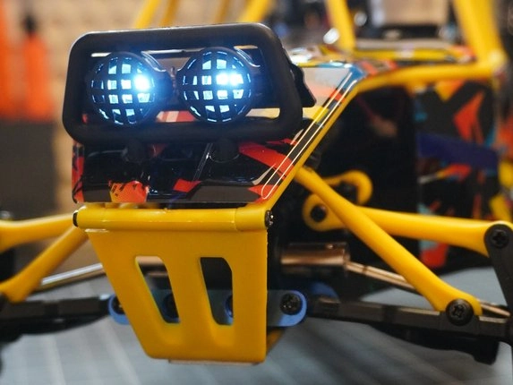 Detail rozsvietených LED svetiel RC auta Across Unlimited