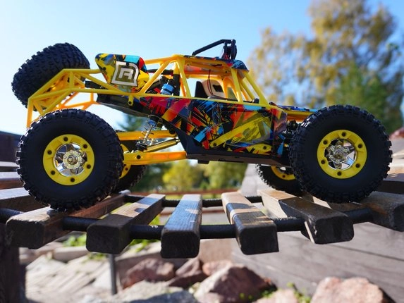 Piesočná buggy Across Unlimited šplhá po lavičke