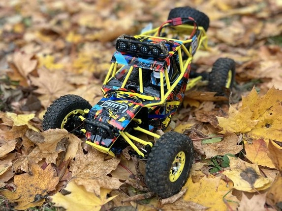 RC bugina Across Unlimited v jesennom lístí