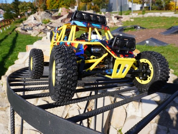 RC auto Across Unlimited na prekážke v RC parku