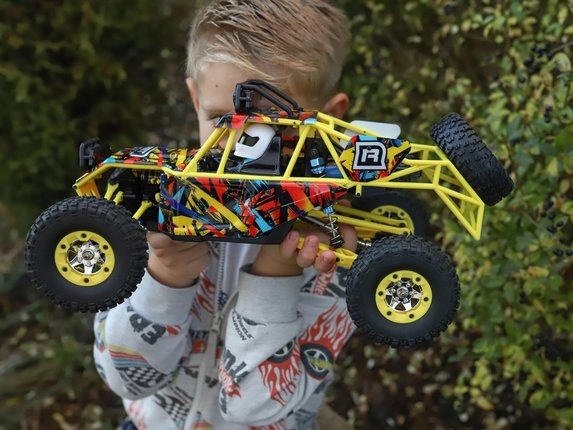 Dieťa drží RC auto Across Unlimited