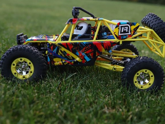 Piesočná buggy Across Unlimited v tráve z boku