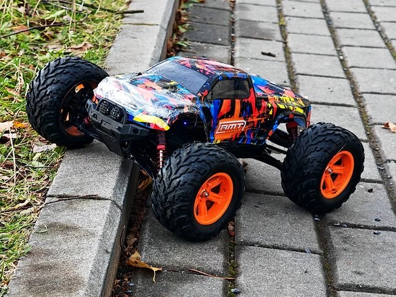 RC auto RMT Dominator Monster prechádza cez obrubník