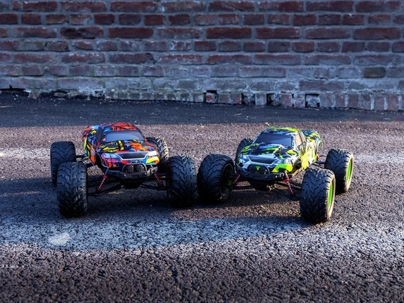 Oranžový a zelený RMT Dominator Monster vedľa seba