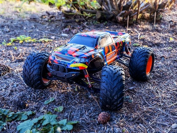 Oranžový RMT Dominator Monster v teréne
