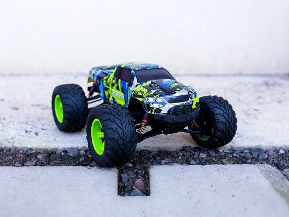 Zelený RMT Dominator Monster na betóne