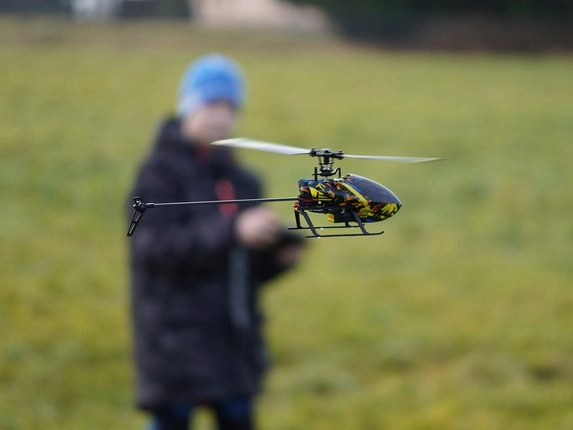 Dieťa pilotuje RC vrtuľník RMT DragonFly 250 vonku