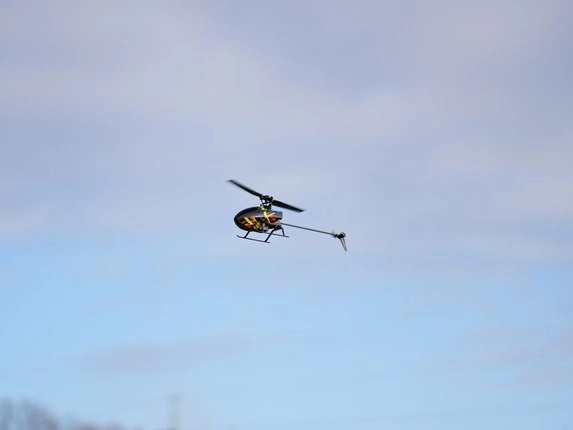 RC vrtuľník RMT DragonFly 250 letiaci na oblohe