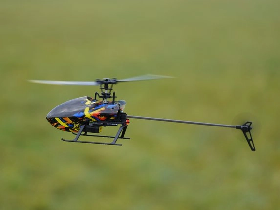 RC vrtuľník RMT DragonFly 250 pri lete nad trávou