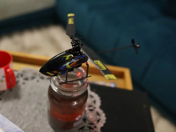 RC vrtuľník RMT DragonFly 250 pri lete doma nad stolom