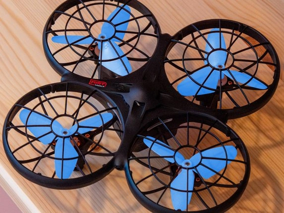 Detail modrého dronu RMT 700 s ochranným rámom