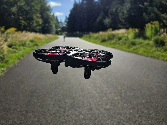 Dron RMT 700 zblízka na ceste