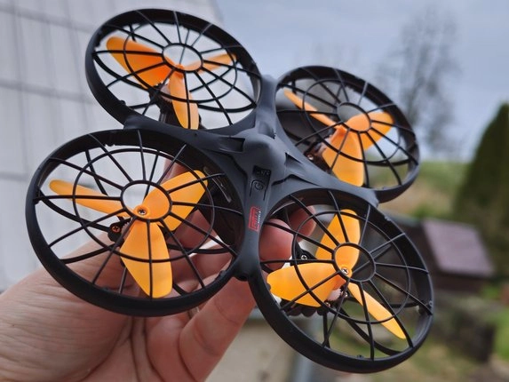 Oranžový dron RMT 700 v ruke