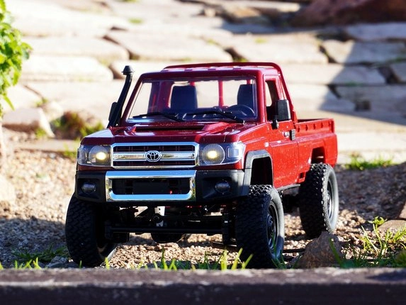 Červený RC pick-up Toyota Land Cruiser