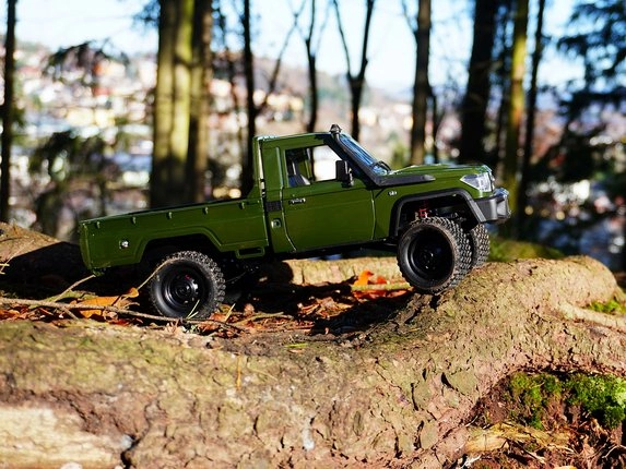 Zelený RC pick-up Toyota Land Cruiser v lese