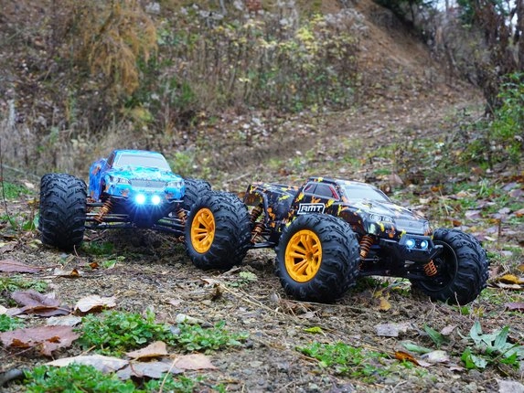 Čierny a modrý RMT TwinRaptor v teréne