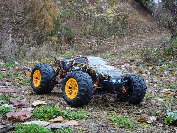 Čierny RMT TwinRaptor v lesnom teréne