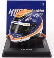 Spark-model Arai helmet Casco Helmet Kyle Larson Team Arrows Mclaren H1100 Nascar Cup Series Season 2024 1:5 Modrá Oranžová Bílá