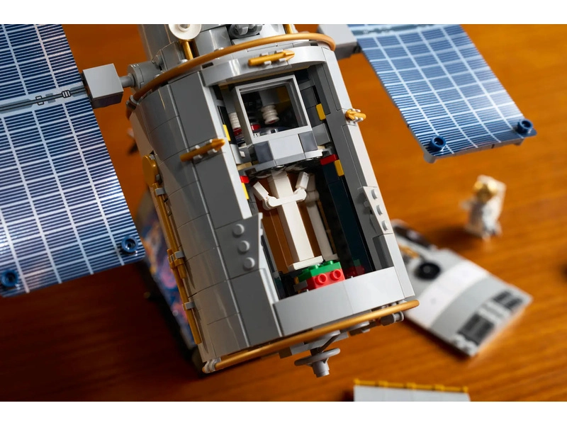 LEGO Editions - Hubbleův vesmírný dalekohled