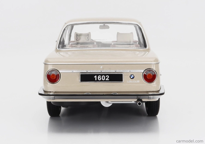 BMW 1602 radu 1 1971 v mierke 1:12 béžová
