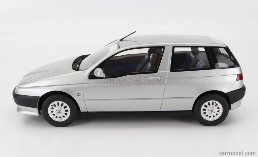 Mitica Alfa romeo 145 1995 1:18 Strieborná
