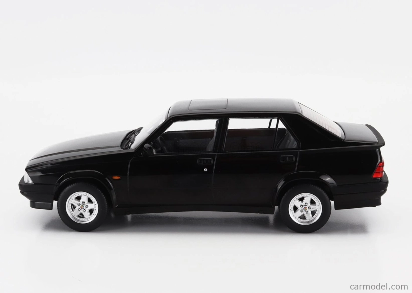 Triple9 Alfa romeo 75 1988 1:18 Black
