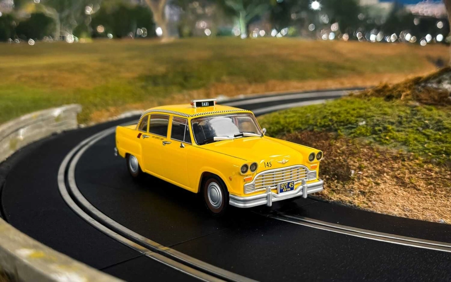 Autíčko Film & TV SCALEXTRIC C4606 - James Bond Checker Taxi Cab - Live And Let Die (1:32)