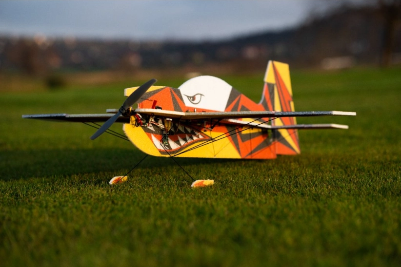 NA DIELY – Akrobatický model EXTRA 300, 800 mm stavebnica