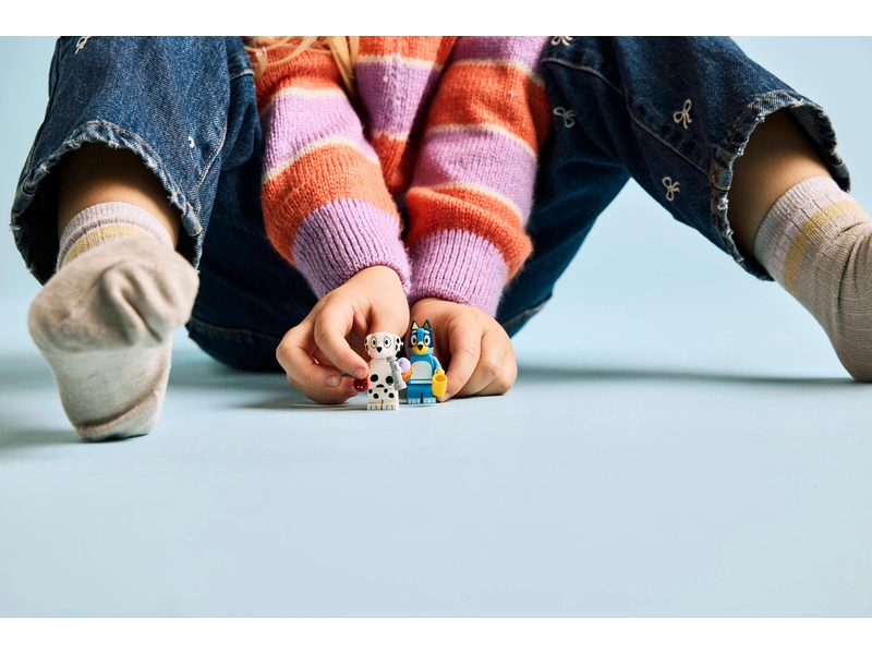 LEGO Bluey - Bluey, Chloe a zábava na ihrisku