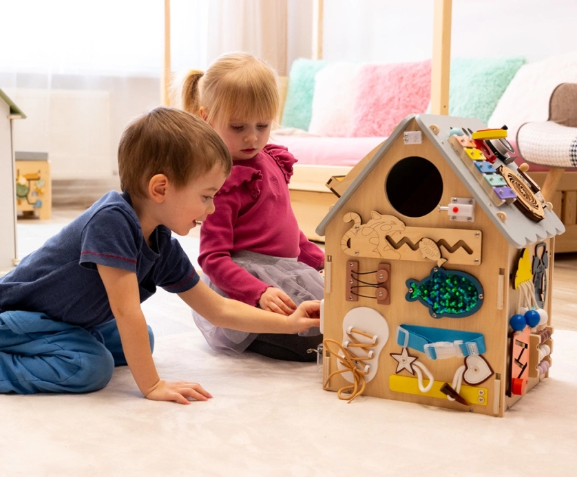 2Kids Toys Activity board Domček sivý