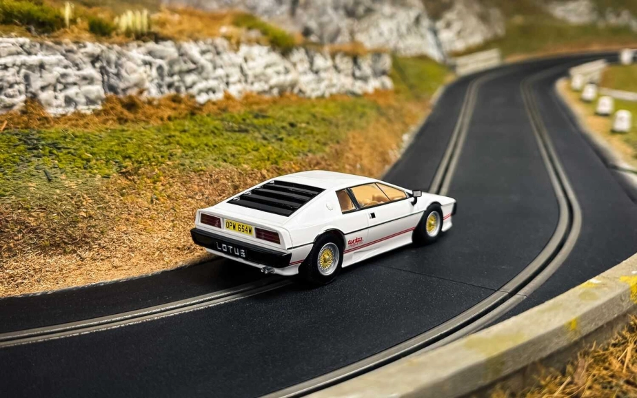 Autíčko Film & TV SCALEXTRIC C4631 - James Bond Lotus Esprit Turbo White - For Your Eyes Only (1:32)