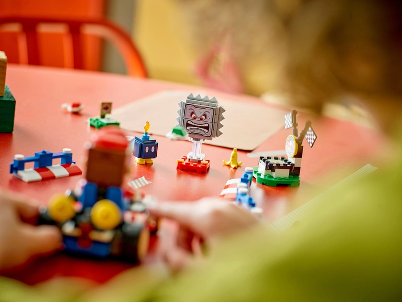 LEGO Super Mario - Mario Kart™ - Interaktívny LEGO Mario™ a štandardná motokára
