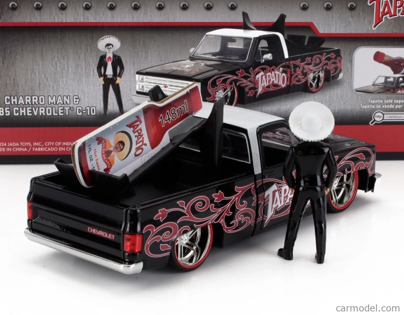 Jada Chevrolet C-10 Pick-up Tapatio 1985 s postavičkou Charro 1:24 čierna biela