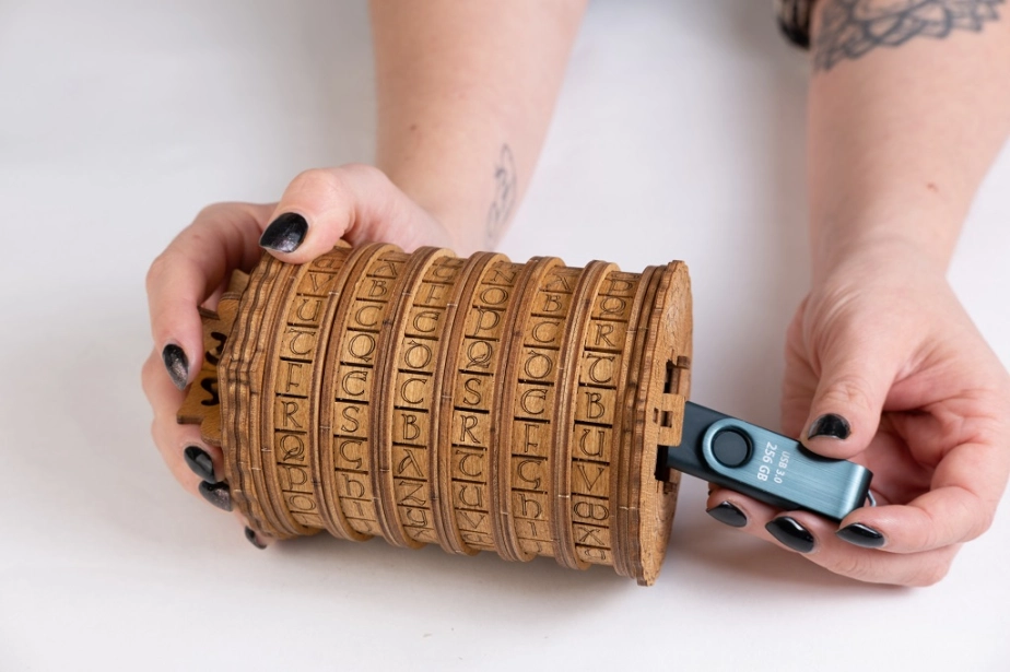 EscapeWelt Drevený hlavolam Cryptex – poškodený obal