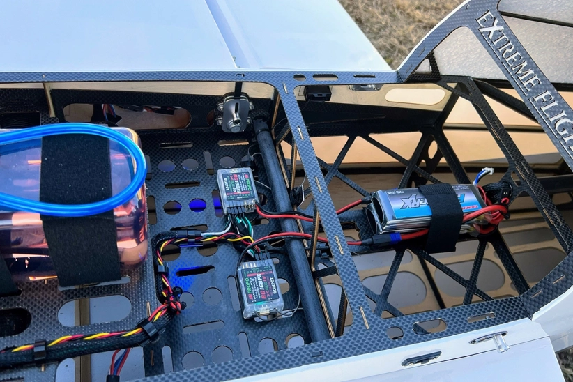 RC letadlo 104" Laser EXP V2 2,69m, červená/modrá/bílá