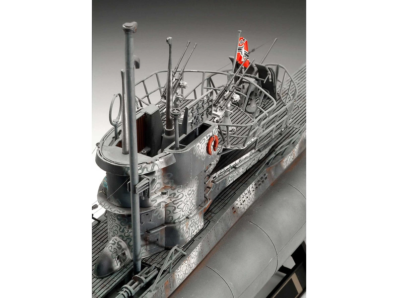 Revell ponorka typ VII C/41 (Platinum Edition) (1:72)