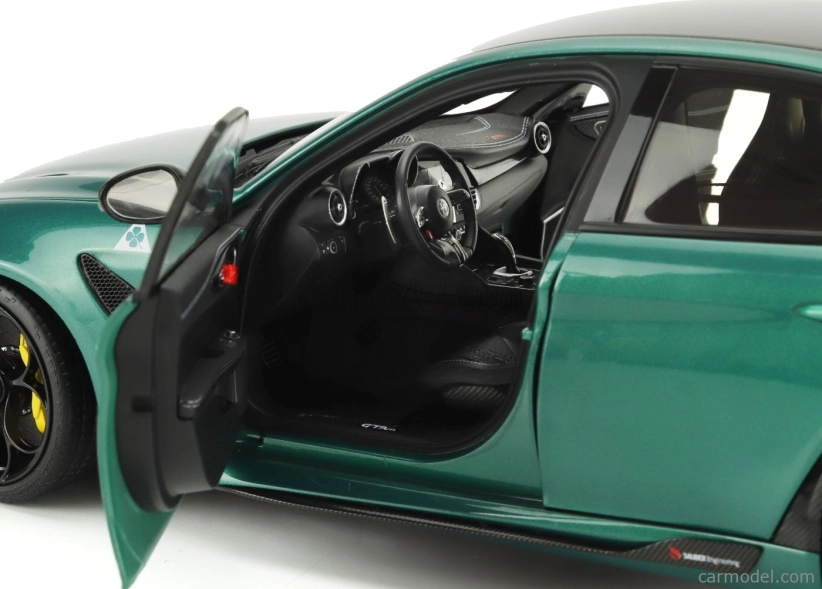 Motorhelix Alfa romeo Giulia Gtam s motorom a príslušenstvom 2021 1:18 M O N T R E A L Green Met
