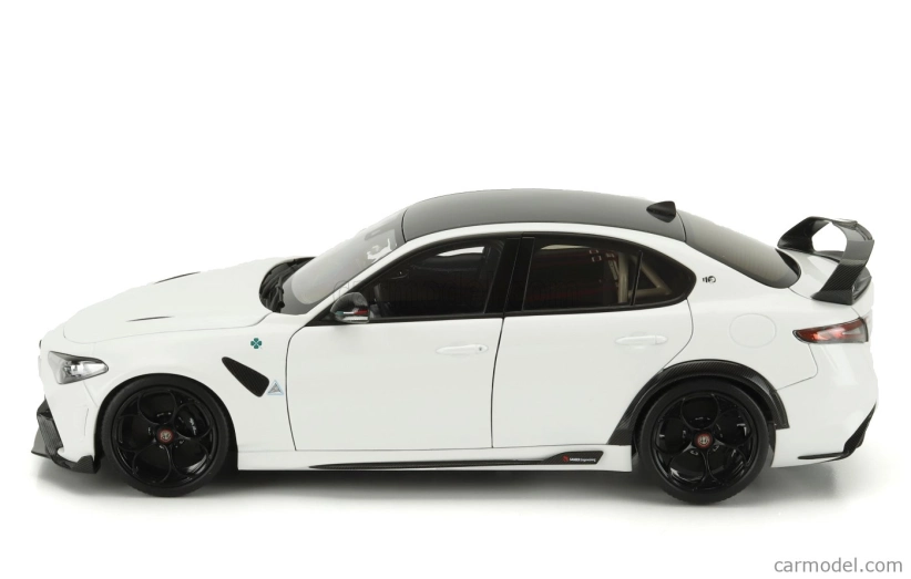 Motorhelix Alfa romeo Giulia Gtam With Engine And Accessories 2021 1:18 Bílá