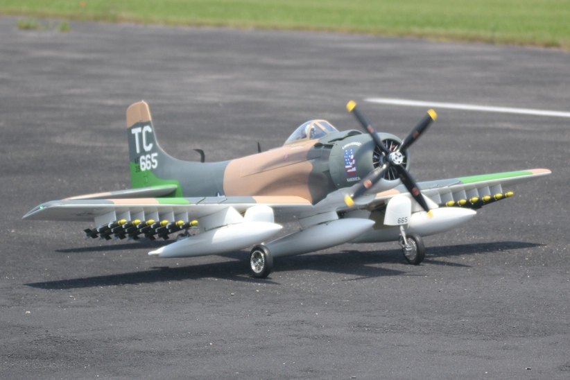 RC letadlo Skyraider A-1 2,18m (Zatahovací podvozek) Kamuflážní