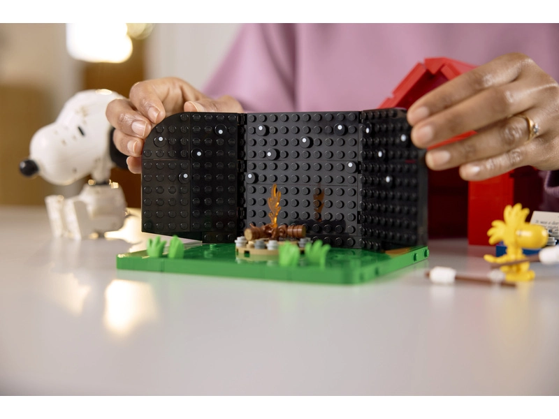 LEGO Ideas - Peanuts: Snoopyho bouda
