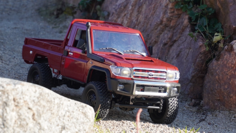 RC auto Land Cruiser Toyota, červená