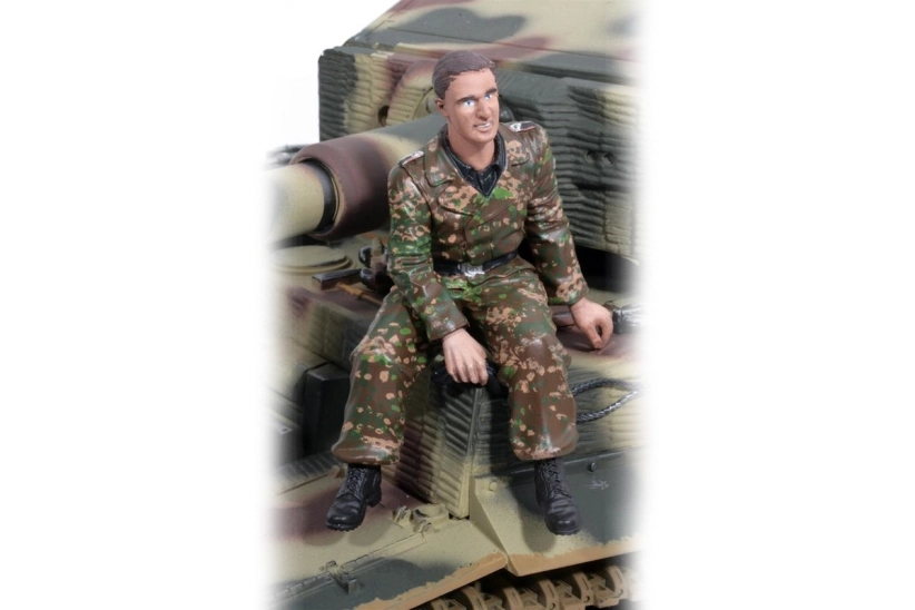 1/16 figurka sedící německé obsluhy vysílačky tanku z 2 sv. války, ručně malovaná