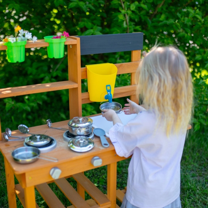 2Kids Toys Dřevěná zahradní kuchyňka s dřezem
