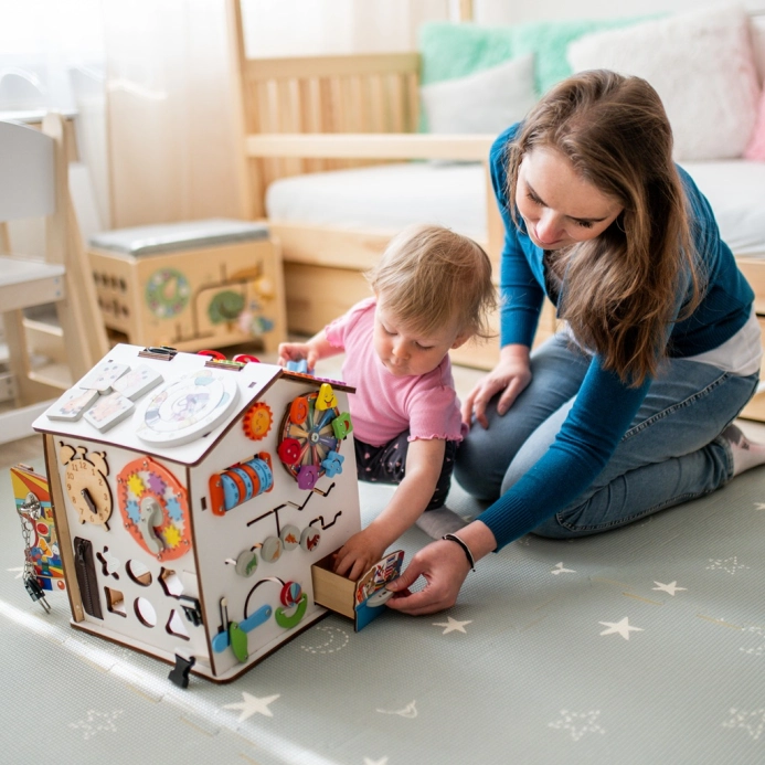 2Kids Toys Activity board Domček biely – poškodený obal