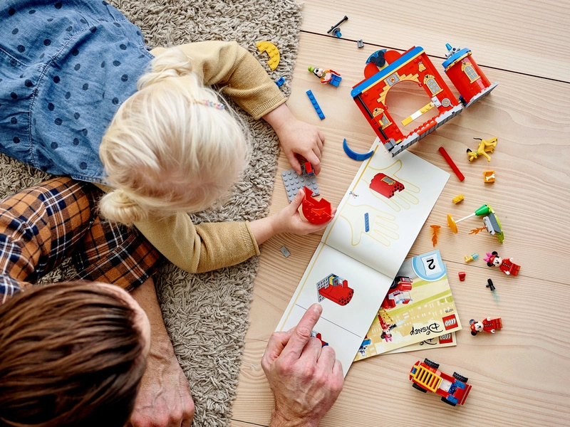 LEGO DUPLO – Hasičská stanica a auto Mickeyho a priateľov
