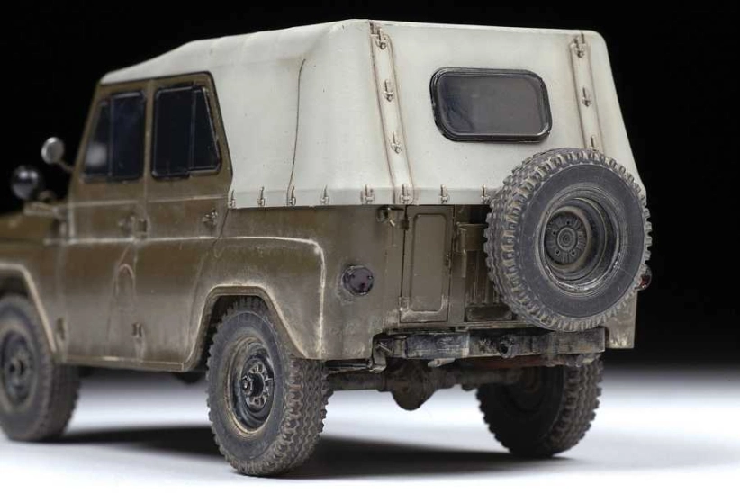 Model kit military 3629 - UAZ-469 Soviet 4WD off-road vehicle (1:35)