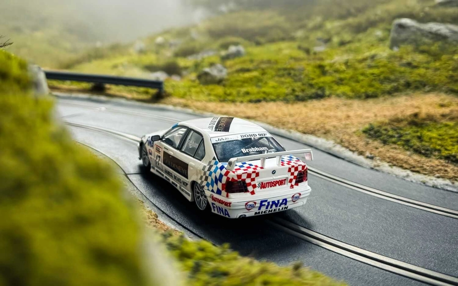 Autíčko Touring SCALEXTRIC C4574 - BMW E36 320i - BTCC 1995 - David Brabham (1:32)