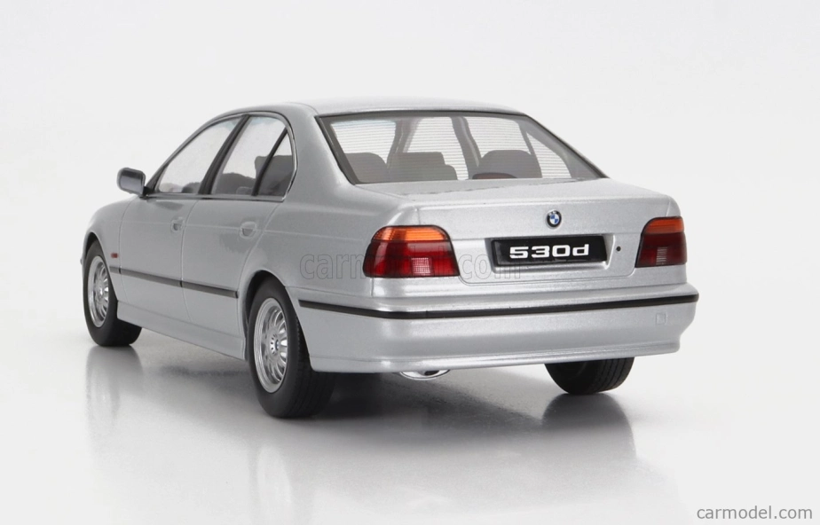 BMW radu 5 530d (e39) Sedan 1995 v mierke 1:18 strieborná