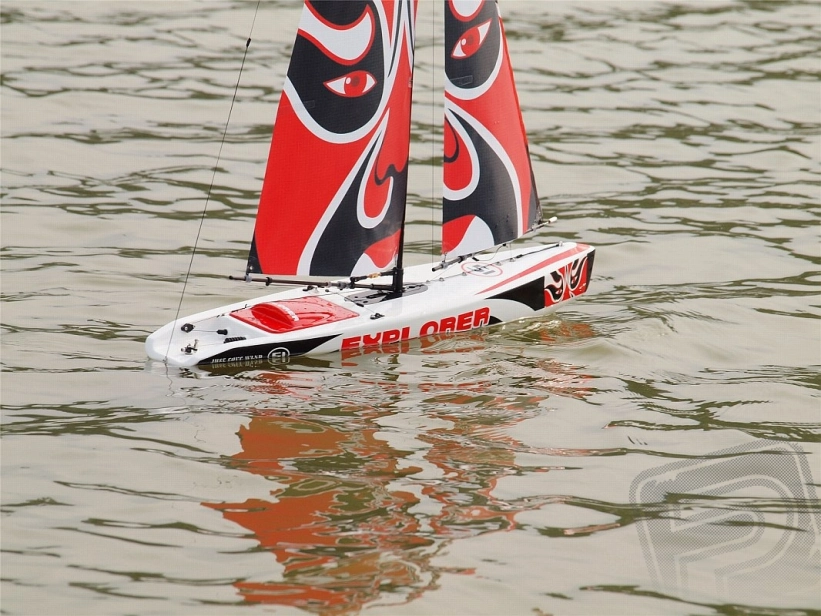 RC plachetnica Explorer